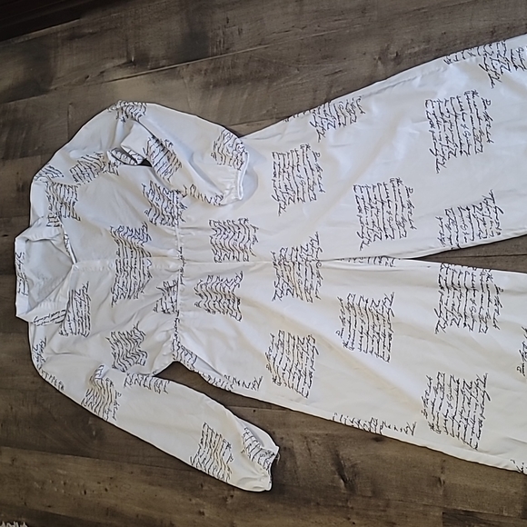 🧡2/$15 Bundle White jumpsuit cursive print long sleeve, elastic waistband 10/12 - Picture 2 of 12